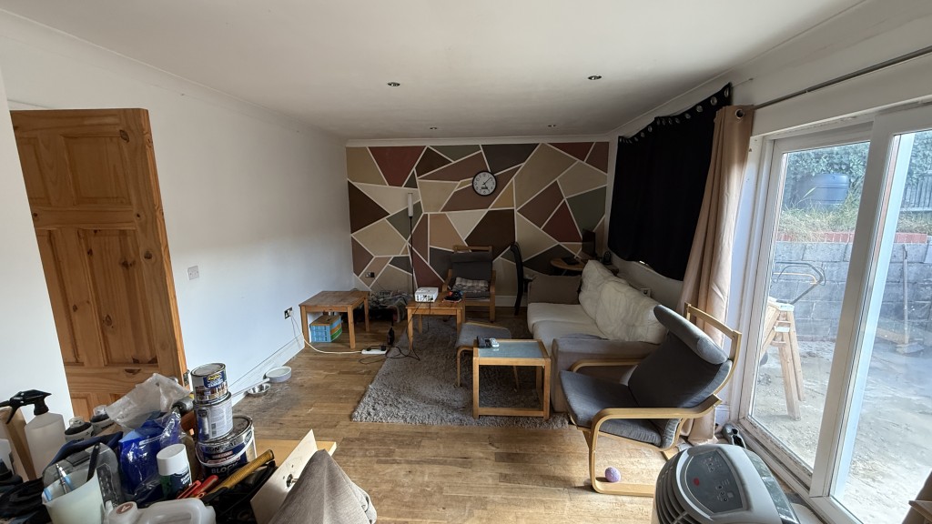 Lot: 142 - DETACHED THREE-BEDROOM BUNGALOW WITH GARAGE - Internal image of living room from one end